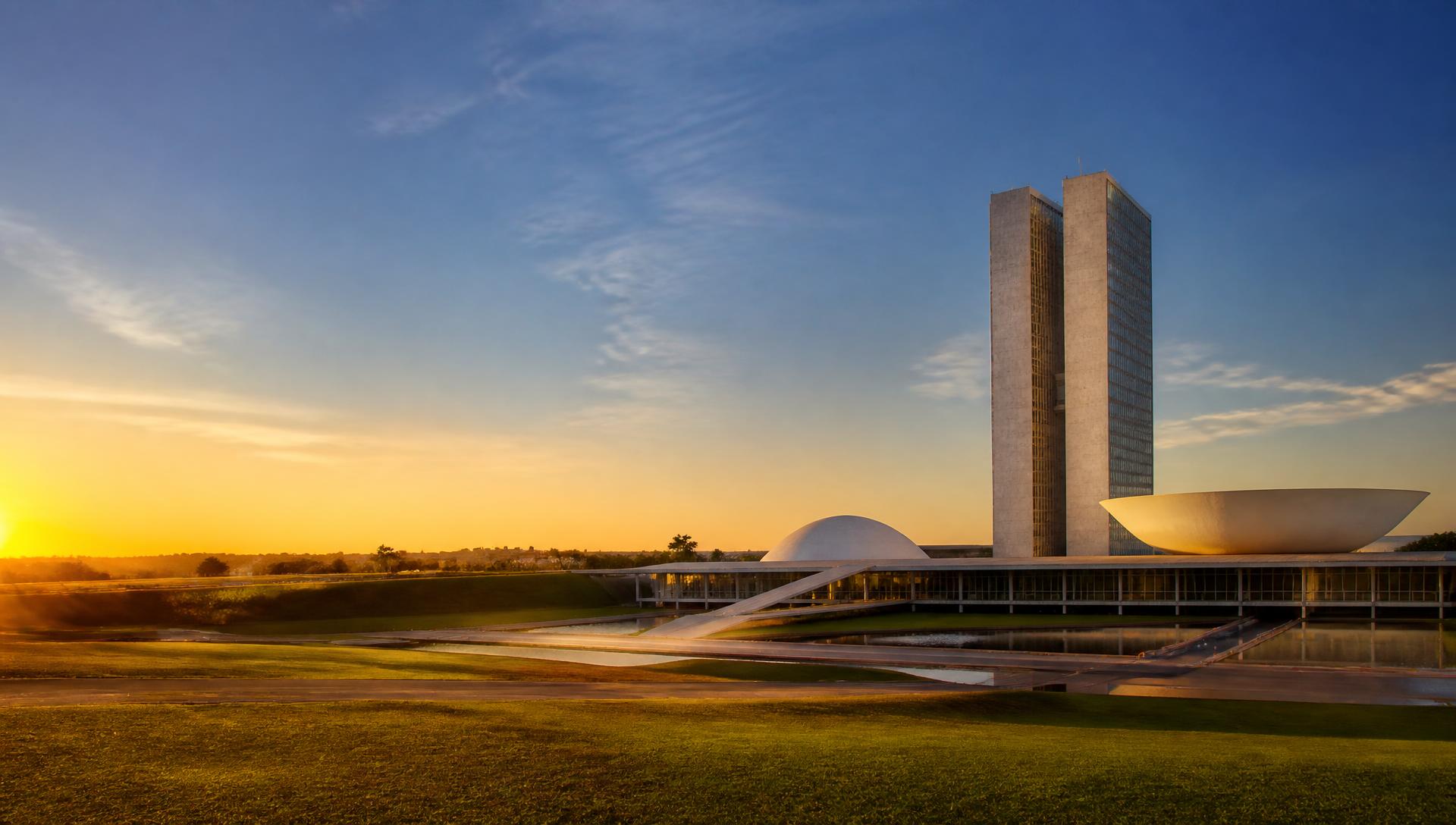 Vista aérea de Brasília ao pôr do sol